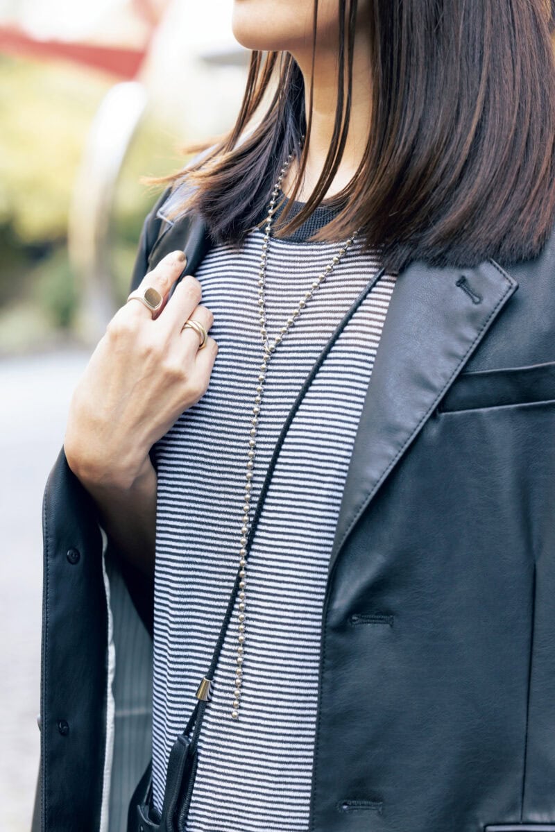 「ボールチェーンのロングネックレス、存在感あるリングなど、アクセサリーの輝きをディテールに宿して」