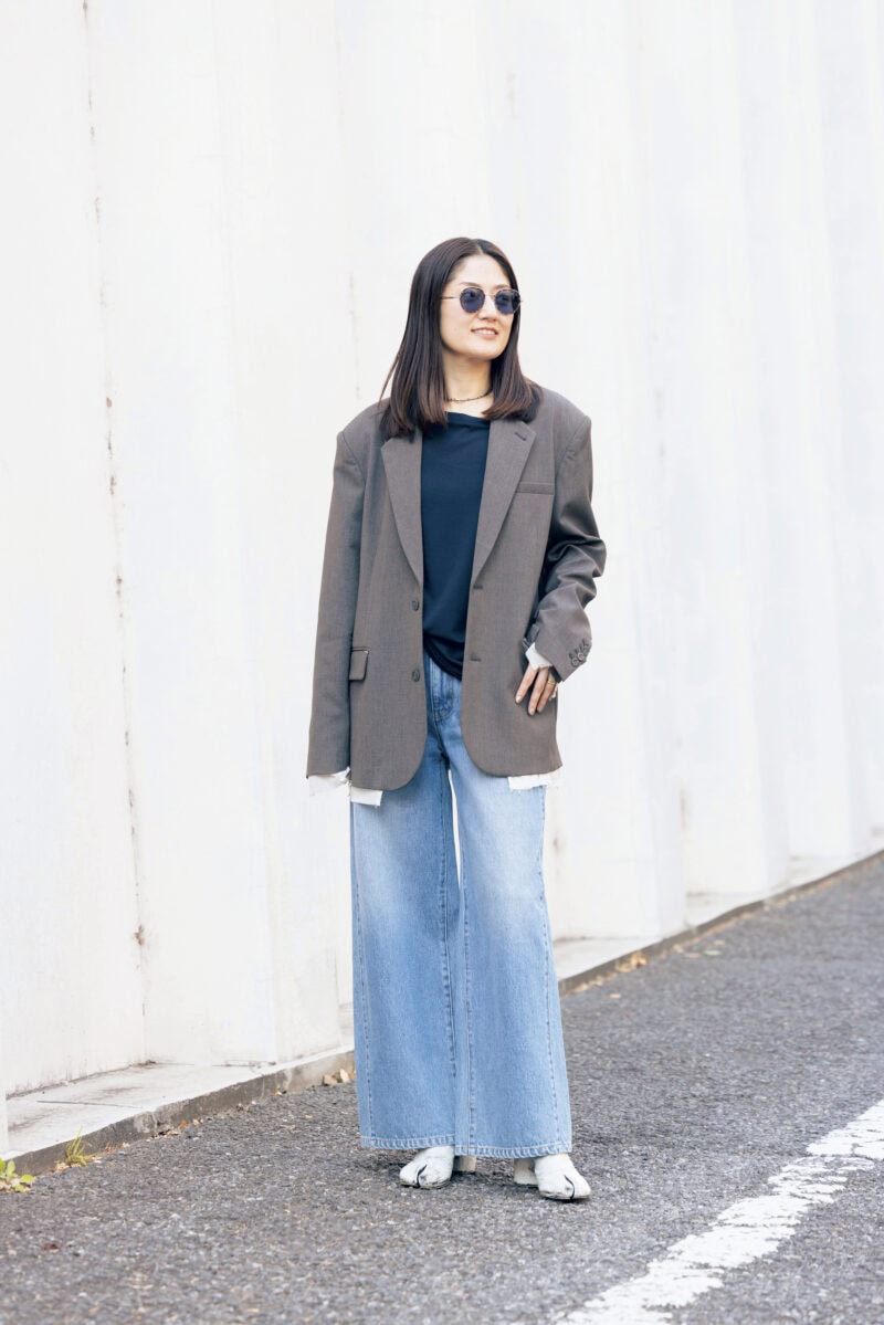 “アシンメトリーに着たインナーでモード感あるデニムスタイルに”