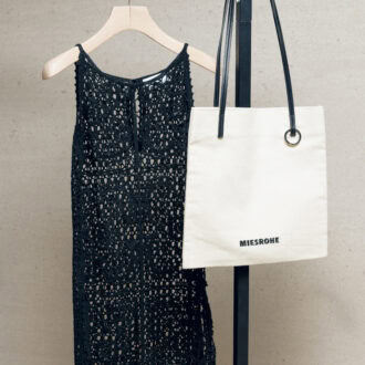 「ミースロエのクロシェ編みチュニックとキャンバスバッグ。トレンド感あるチュニックは、素材感を楽しむレイヤードで」