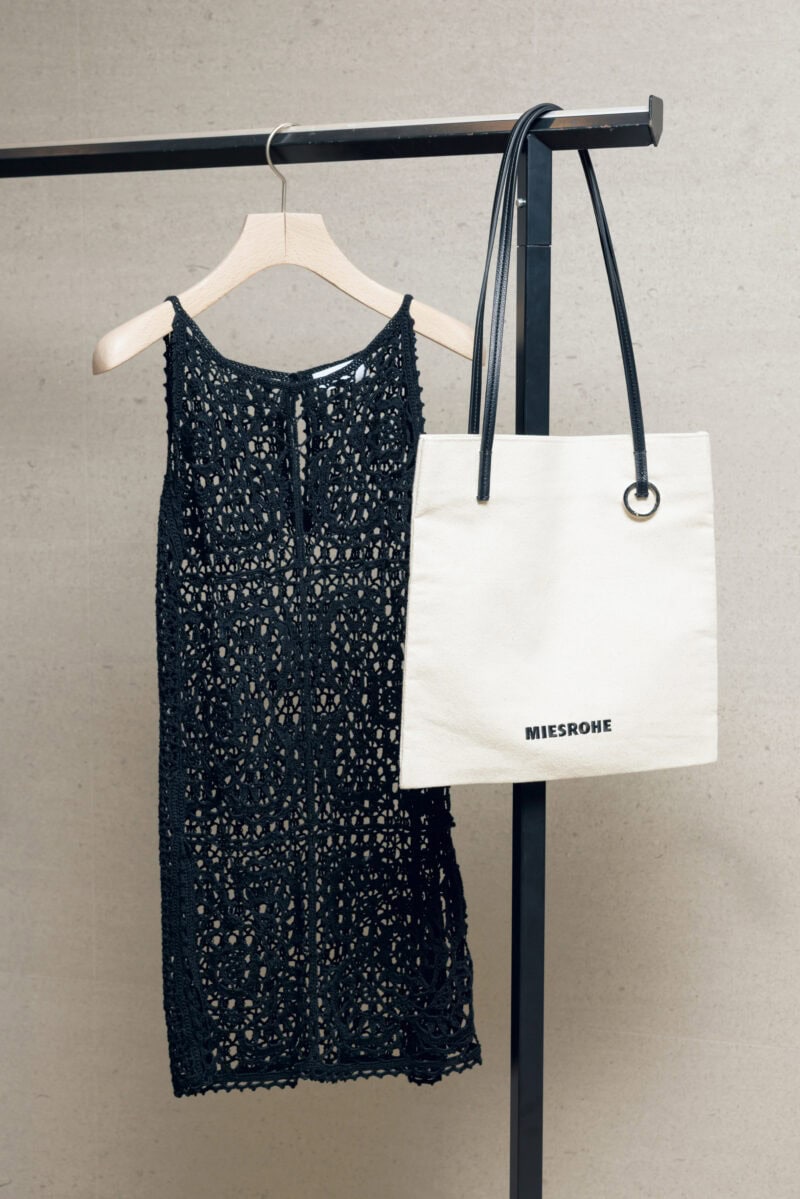 「ミースロエのクロシェ編みチュニックとキャンバスバッグ。トレンド感あるチュニックは、素材感を楽しむレイヤードで」