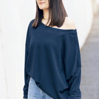 「元は左右対称のトップスですが、前を片側だけタックインし、反対側の肩をオフショルダーにして遊びを加えました」