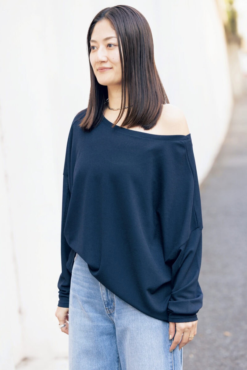 「元は左右対称のトップスですが、前を片側だけタックインし、反対側の肩をオフショルダーにして遊びを加えました」