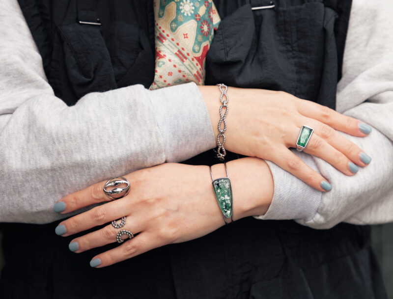 「マニッシュな着こなしになじむよう、寒色系ストーンのシルバーカラーアクセサリーで、手もとをクールにまとめました」