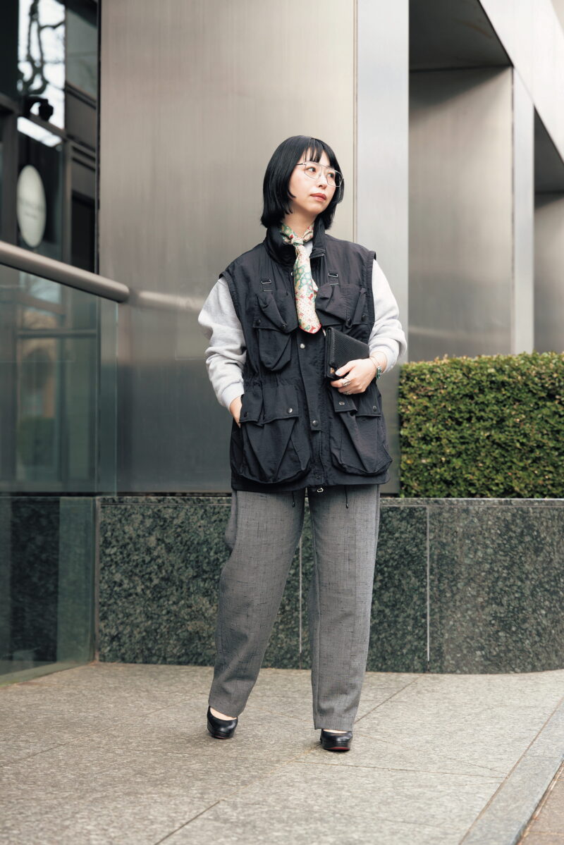 “マニッシュな着こなしにシルクスカーフで華やぎ投入”