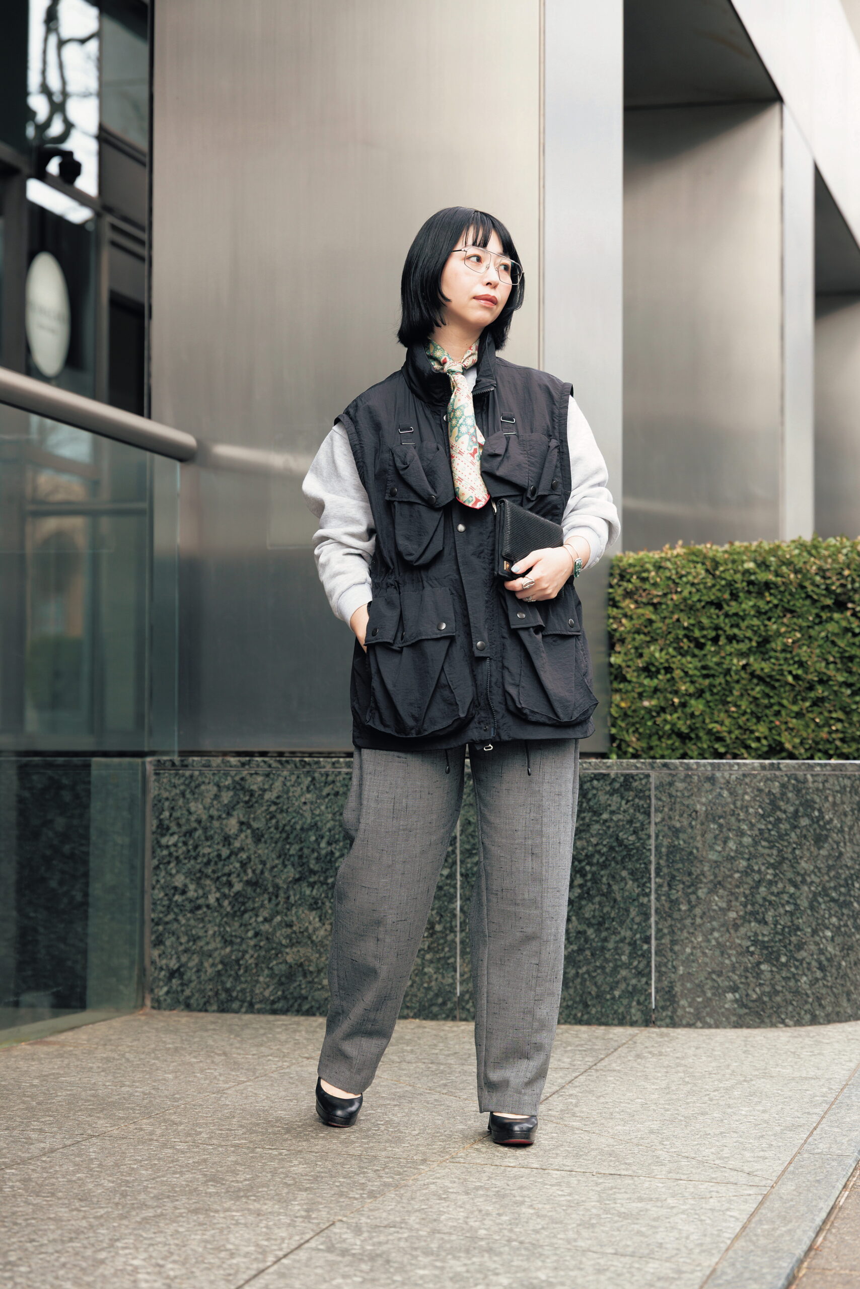 “マニッシュな着こなしにシルクスカーフで華やぎ投入”