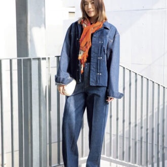 “ワンウォッシュデニムに差し色スカーフが映える”