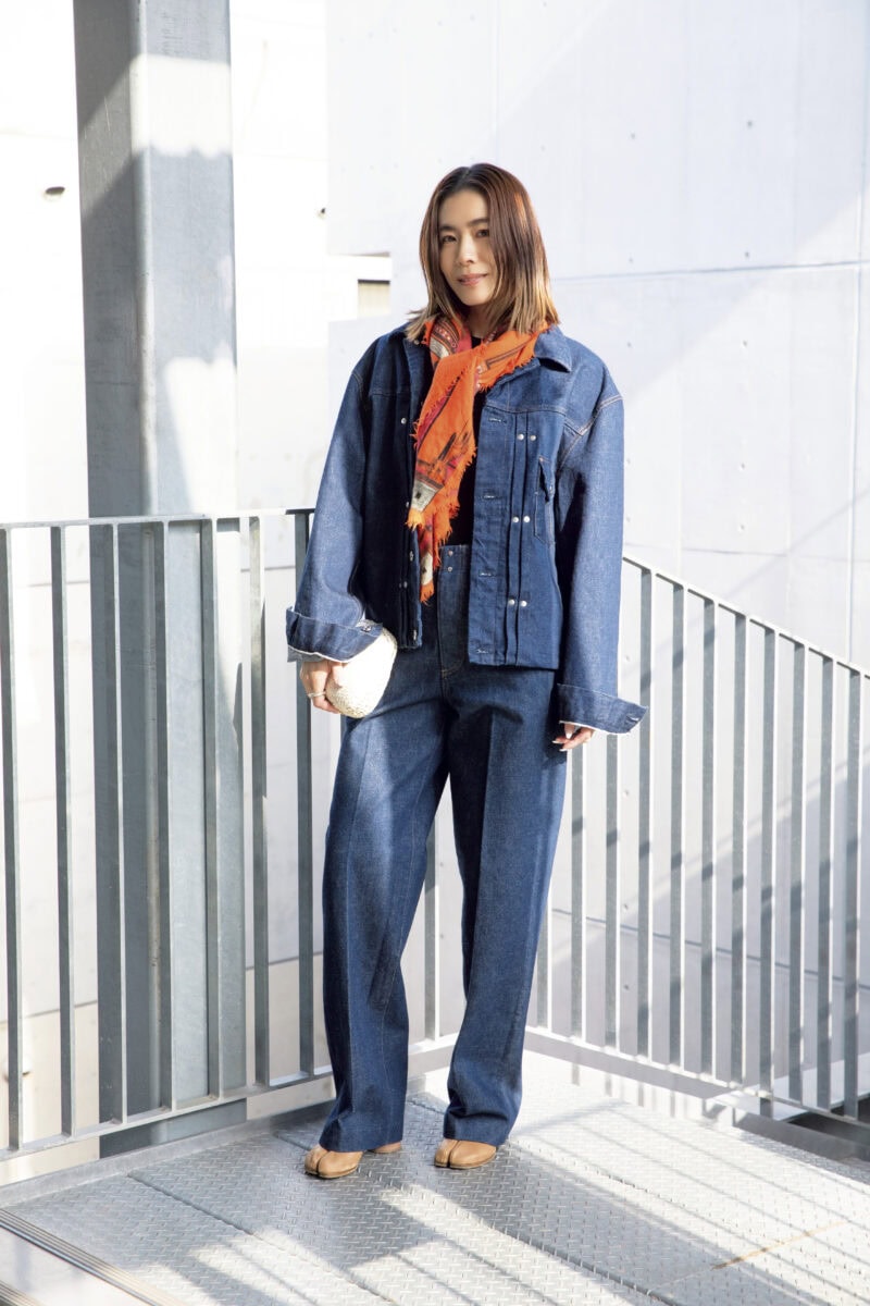 “ワンウォッシュデニムに差し色スカーフが映える”