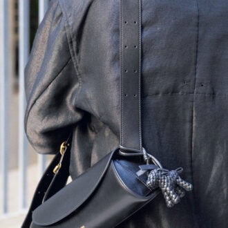 「友人からもらった犬のチャームをバッグにオン。オール黒でモードにまとめつつ、さりげないキュートさをアクセントに」