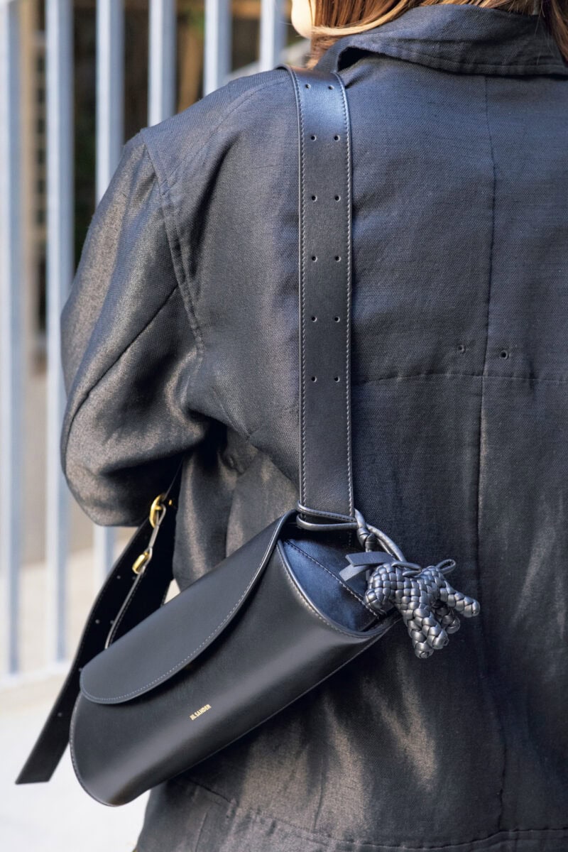 「友人からもらった犬のチャームをバッグにオン。オール黒でモードにまとめつつ、さりげないキュートさをアクセントに」