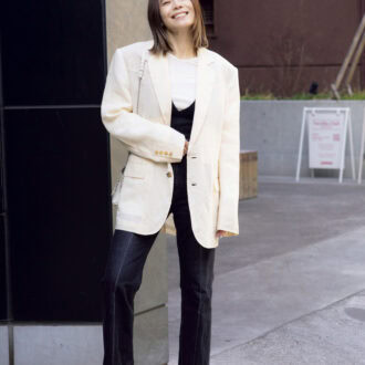 “透け感のあるジャケットが春のムードを呼び込む”