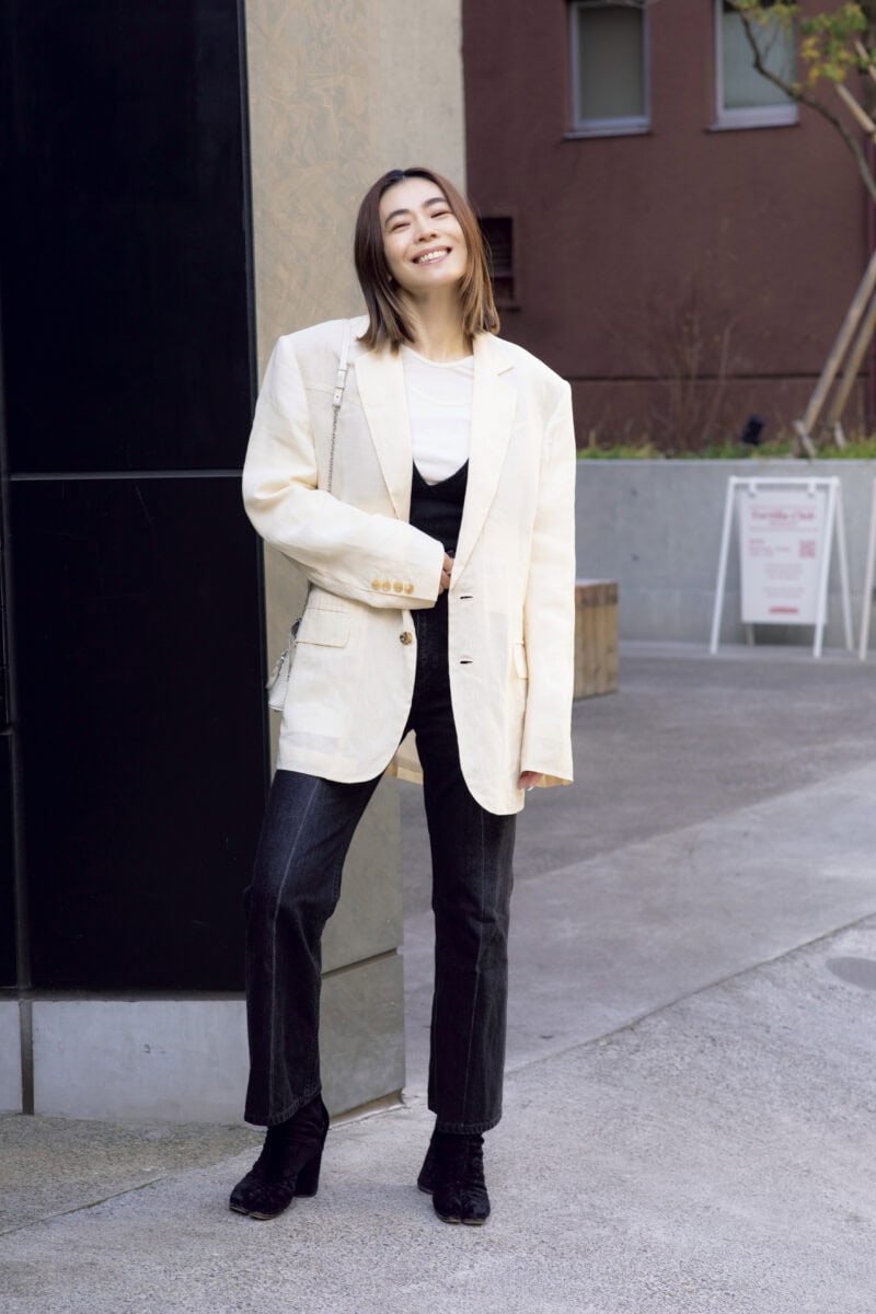 “透け感のあるジャケットが春のムードを呼び込む”