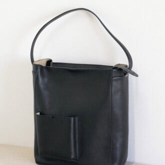 「文庫本が入る外ポケットが特徴の、サガン ヴィエンナのブックトート。マチがあるのでPCもお弁当箱も入り、デイリーに活躍」