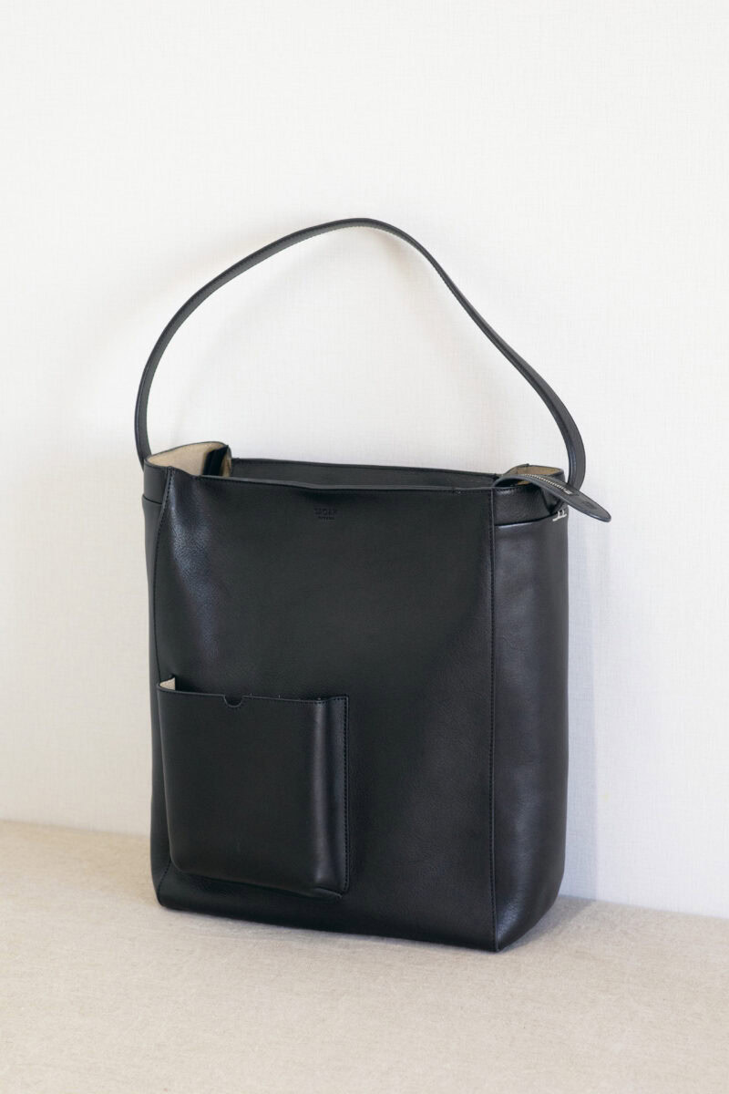 「文庫本が入る外ポケットが特徴の、サガン ヴィエンナのブックトート。マチがあるのでPCもお弁当箱も入り、デイリーに活躍」