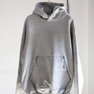 「タナカのパーカは、裾リブの小ささや長めの引き手付きポケットのディテールが大人っぽい。裾をブラウジングしても可愛いです」