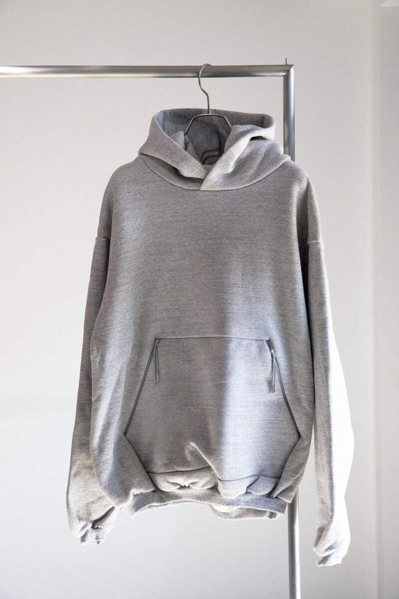 「タナカのパーカは、裾リブの小ささや長めの引き手付きポケットのディテールが大人っぽい。裾をブラウジングしても可愛いです」