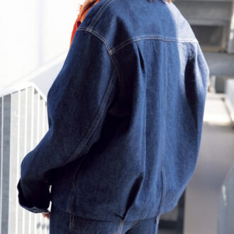 「デニムジャケットは、表に縫い目が見えないすくい縫いの仕様が上品。タックでシルエットに丸みを出したところも◎」