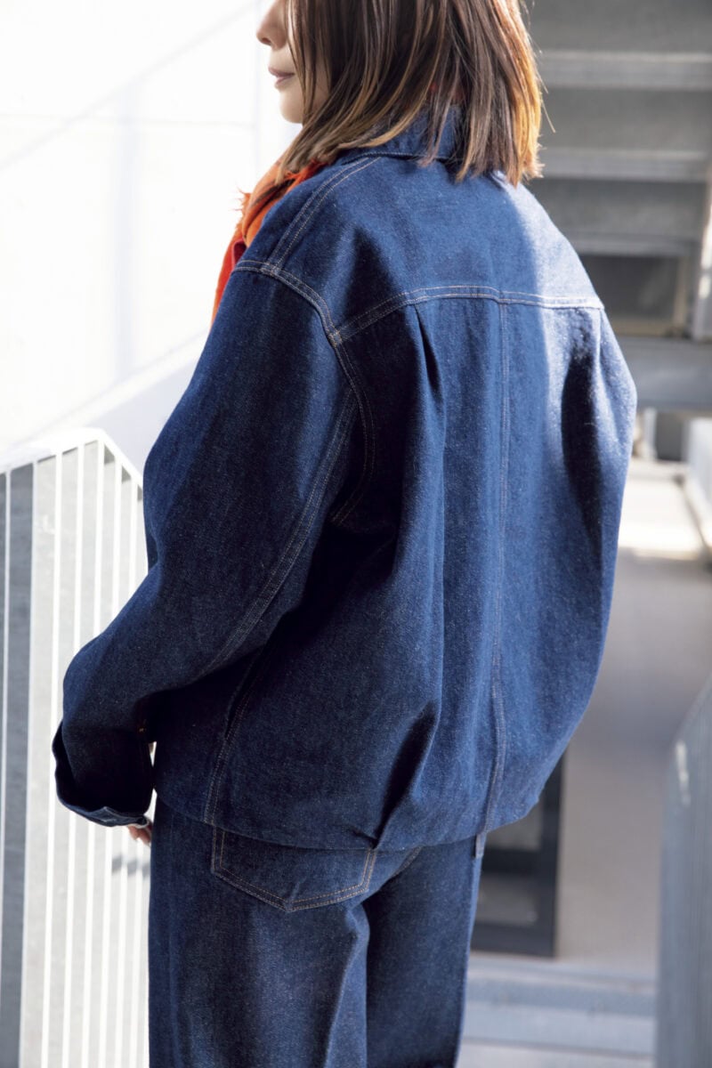「デニムジャケットは、表に縫い目が見えないすくい縫いの仕様が上品。タックでシルエットに丸みを出したところも◎」