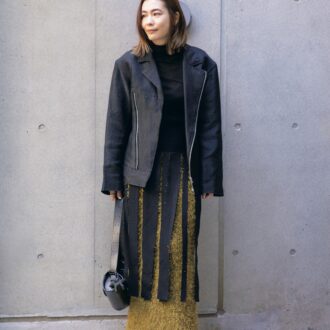 “フリンジを引き立てるカラースカートの存在感”