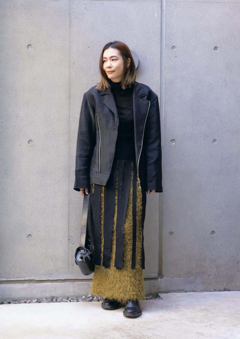 “フリンジを引き立てるカラースカートの存在感”