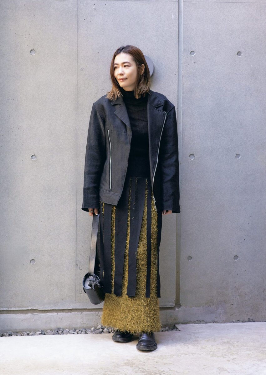 “フリンジを引き立てるカラースカートの存在感”