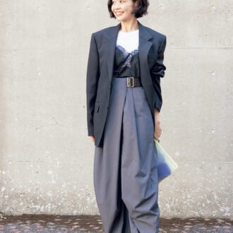 “マスキュリンな着こなしにレースでレディな香りをイン”