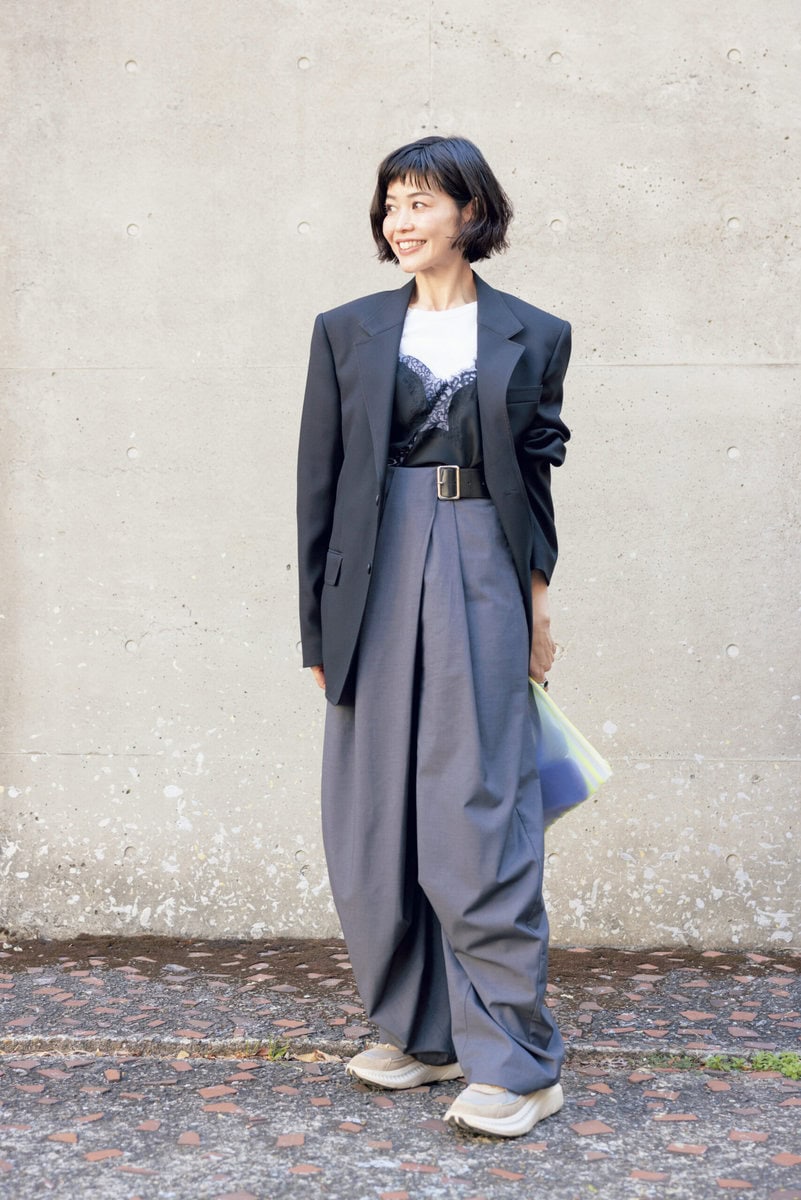 “マスキュリンな着こなしにレースでレディな香りをイン”