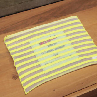 「ビエロ×ザシーの蛍光イエローのシアークラッチは、一目惚れアイテム。春は、オール白の着こなしにも映えそうです」