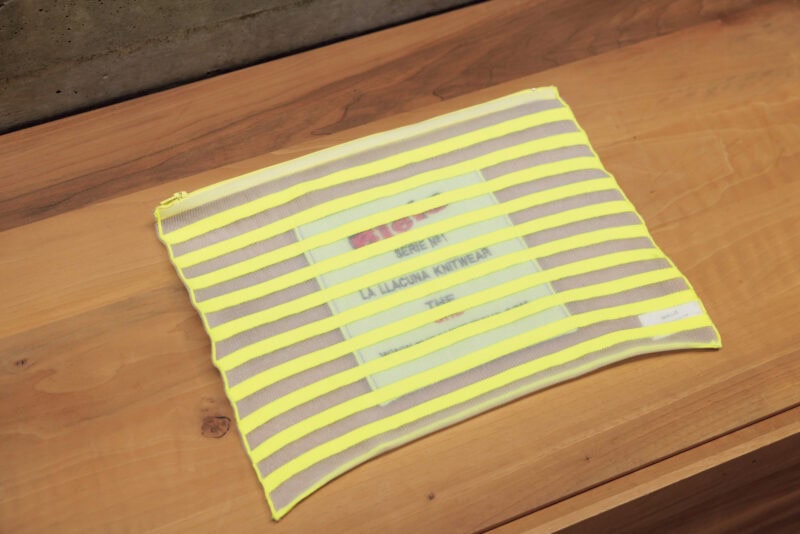 「ビエロ×ザシーの蛍光イエローのシアークラッチは、一目惚れアイテム。春は、オール白の着こなしにも映えそうです」