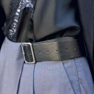 「パンツは、取り外せるレザーベルトなど、気のきいたディテールもツボです。合わせ方次第でオン・オフ活躍します」