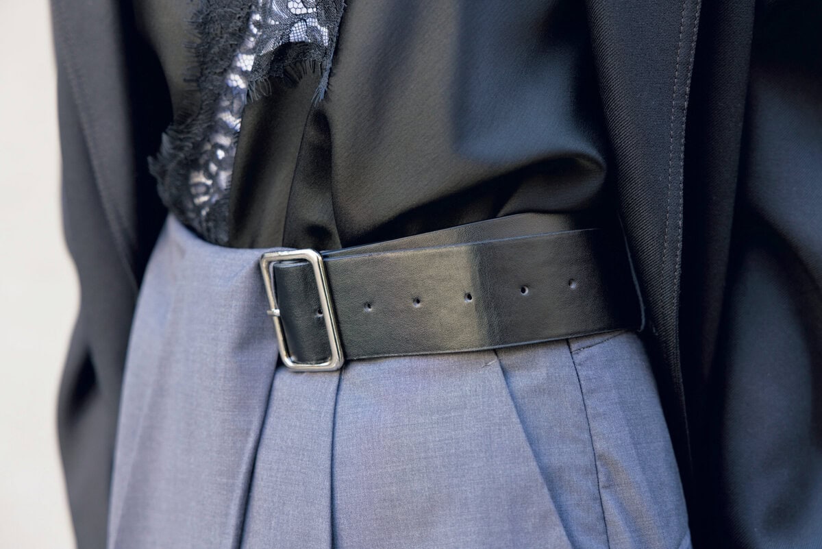 「パンツは、取り外せるレザーベルトなど、気のきいたディテールもツボです。合わせ方次第でオン・オフ活躍します」