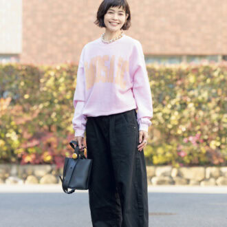 “洒落のきいた春色スエットがカジュアルに遊び心を”