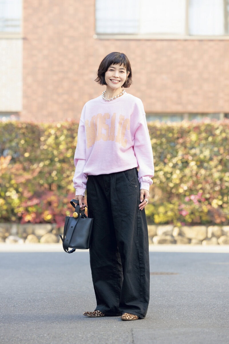 “洒落のきいた春色スエットがカジュアルに遊び心を”