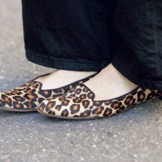 「オールシーズン活躍しているマイ定番のフラットシューズ。パンチの効いたレオパード柄も、ほどよいアクセントに」