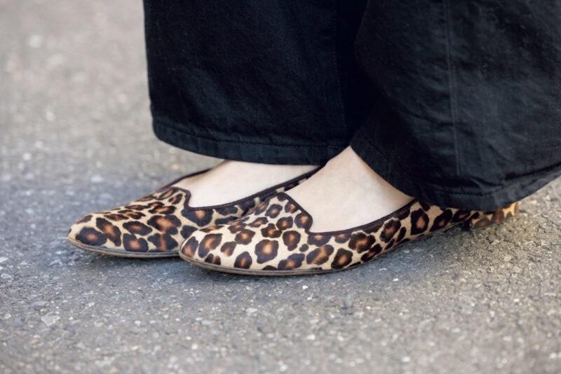 「オールシーズン活躍しているマイ定番のフラットシューズ。パンチの効いたレオパード柄も、ほどよいアクセントに」