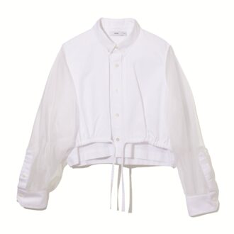 シアーな袖やベスト風のフロントなど今っぽいレイヤードが簡単に決まる技ありシャツ。