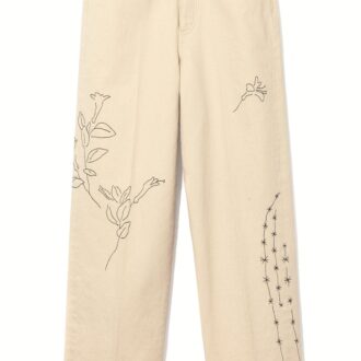 スケッチのような線描の花が目を引くナチュラルで愛らしいデニムパンツ。