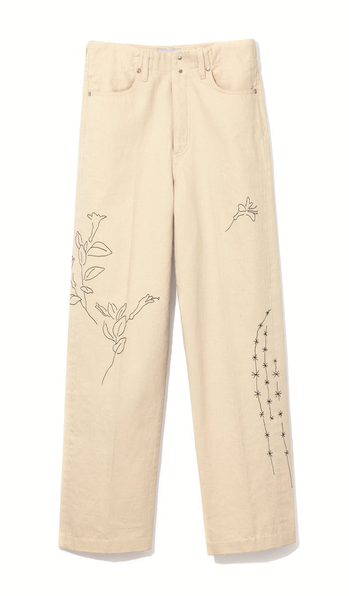 スケッチのような線描の花が目を引くナチュラルで愛らしいデニムパンツ。