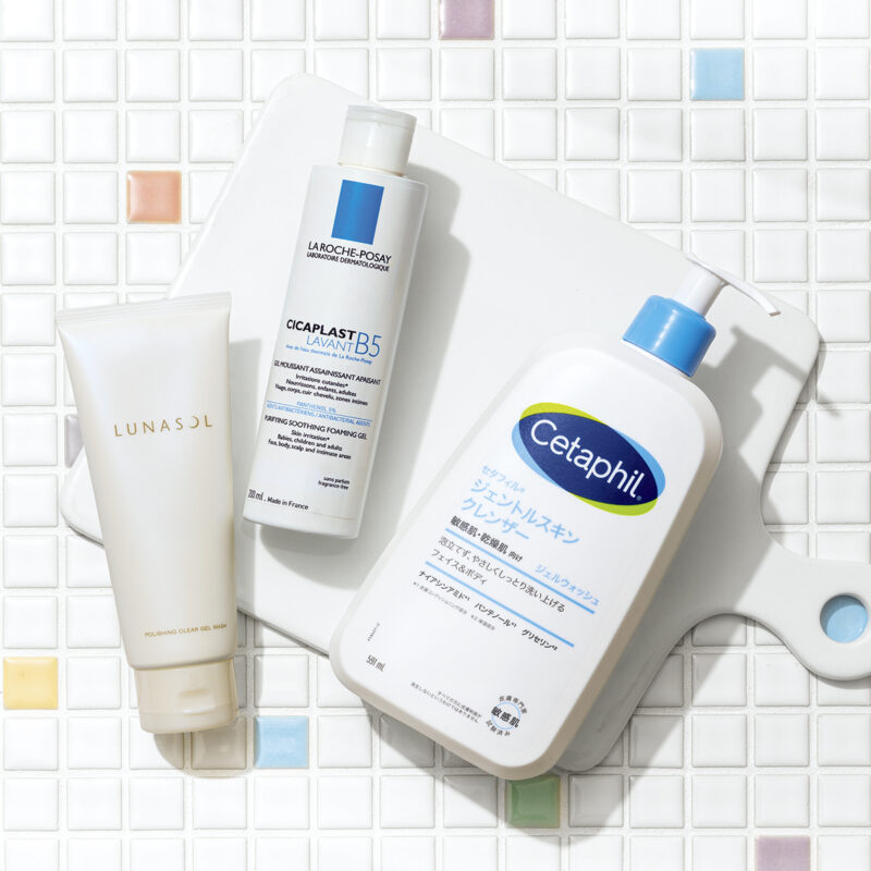 ジェル洗顔料3点、左から ルナソル ポリッシングクリア ジェルウォッシュ 150g(カネボウ化粧品)、シカプラスト ジェルクレンザー B5 200mL(ラ ロッシュ ポゼ)、セタフィル ジェントルスキンクレンザー 591mL(ガルデルマ)
