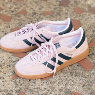 「アディダスのスニーカーは、パステルピンクと深いグリーンの配色にときめきました。意外と合わせやすいです」