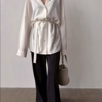 デコルテをきれいに見せてくれるとろみシャツがポイント