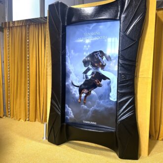 動画や写真は、QRコードで読み取る仕組み。