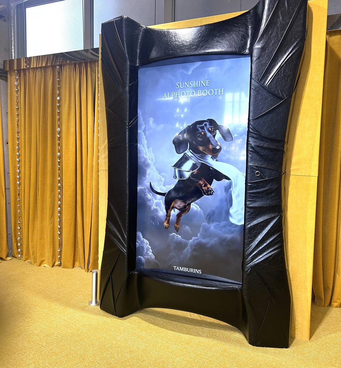 動画や写真は、QRコードで読み取る仕組み。