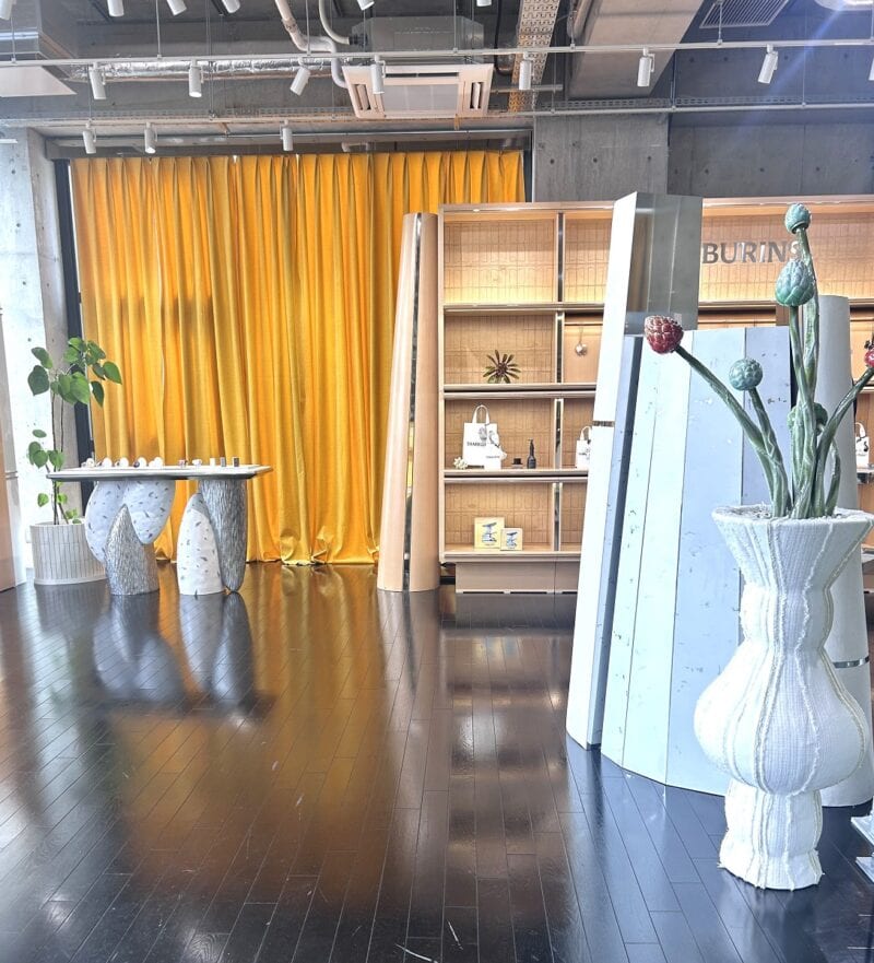 開放感のある広々とした空間。プレゼント需要を考慮してなのか、ラッピングもピカイチに可愛いものばかり。