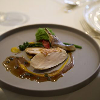 【Viande】柔らかく仕上げた信玄鳥胸肉のグリエ 眠りへ誘うセージの軽いジュ