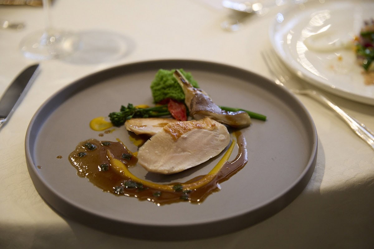 【Viande】柔らかく仕上げた信玄鳥胸肉のグリエ 眠りへ誘うセージの軽いジュ