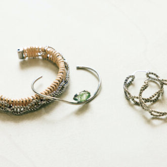 アデル ビジューのツイストピアス。シルバーカラーやラタンのバングル