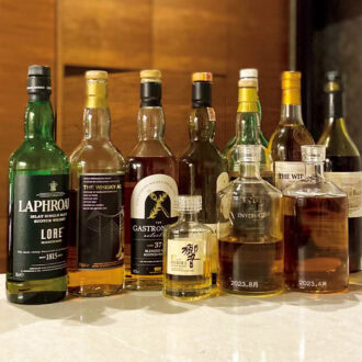 「ひとり飲みに欠かせないウイスキー。手前右の2本は、京都のK6というバーの伝説のバーテンダー・西田 稔さんが独自に配合したブレンドウイスキーです。季節ごとにブレンドが変わるんですよ」
