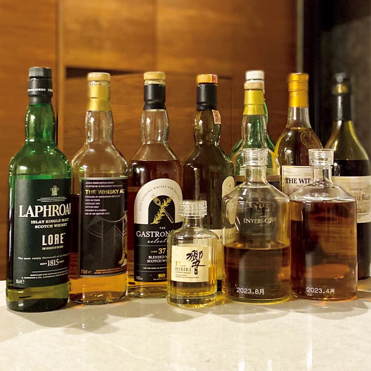 「ひとり飲みに欠かせないウイスキー。手前右の2本は、京都のK6というバーの伝説のバーテンダー・西田 稔さんが独自に配合したブレンドウイスキーです。季節ごとにブレンドが変わるんですよ」