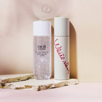 左：ディオール スノーマイクロ インフューズドローション［医薬部外品］175mL 8800円（パルファン・クリスチャン・ディオール）、右：ホワイトショット クリアスキンローション［医薬部外品］ 150mL 9350円（ポーラ）