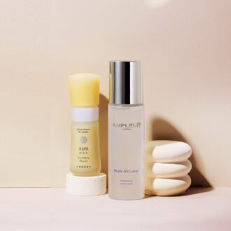 左：美活肌エキス［医薬部外品］30mL 1万1000円（再春館製薬所）、ブライトAOローションN 120mL 5500円（アンプルール）